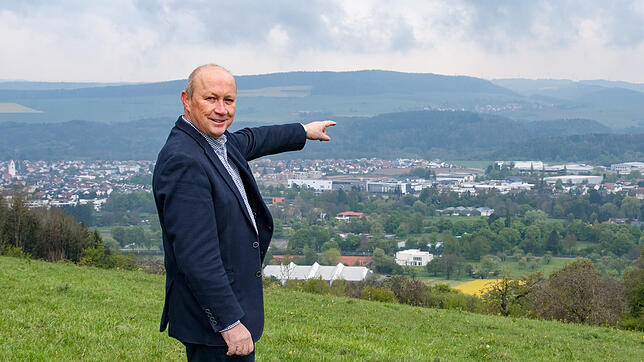 Bürgermeister Thomas Schäuble zeigt auf die Gemeinde Lauchringen. 1971 wurden aus Unterlauchringen und Oberlauchringen eine Gemeinde.