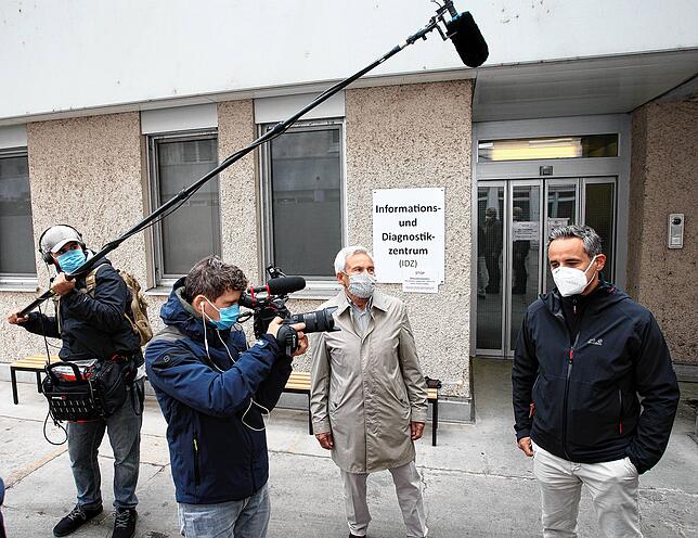 Das Team von „Unbelichtet“ in Action (von links). Simon Rescingo und Florian Jahnel filmen die Ingun-Chefs Wolfgang und ...