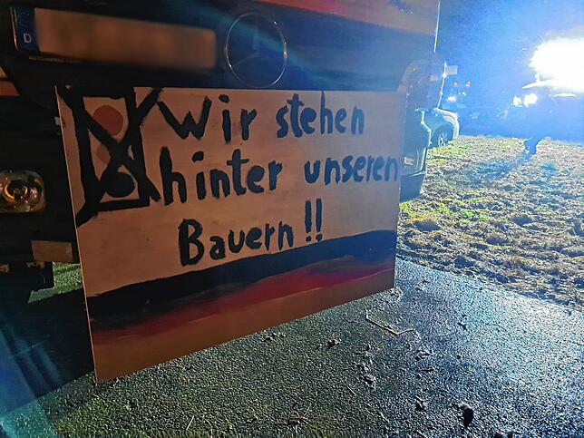 &bdquo;Wir stehen hinter unseren Bauern!!&ldquo;, steht auf diesem Schild: Nicht nur Landwirte bezeugen in Döggingen ihren Unmut. Rund ...