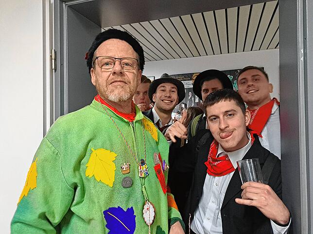 Im Kursaal werden die Wälder geschminkt.