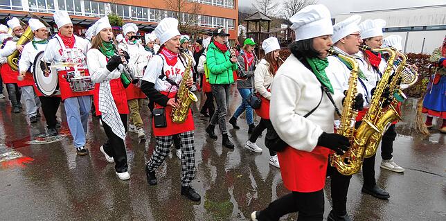 Als Pizzabäcker treten die Mitglieder der Stadtmusik auf: als Hommage an Rocco, den Wirt des Hislibeck, für den es nach fast 30 Jahren ...