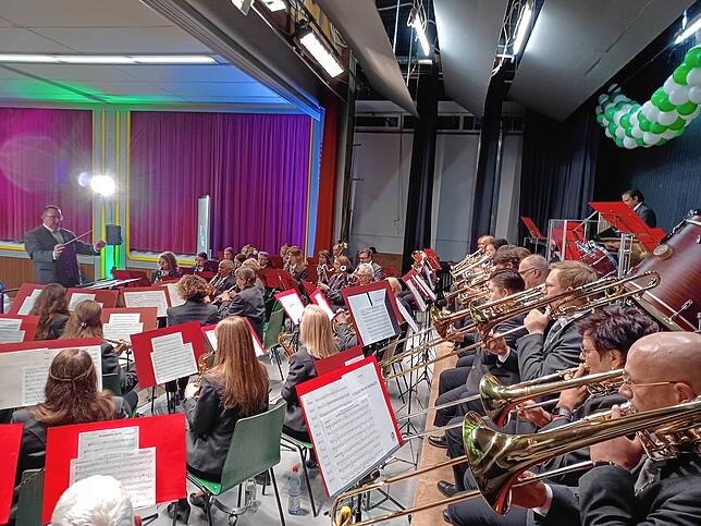 Der einheimische Musikverein, unter der Leitung von Volker Rückert spielt voller Inbrunst erstmals die Brigachtal-Hymne.