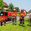 Mitten in Bohlingen und nah bei der Bevölkerung zu sein, das ist eine Hauptaufgabe der Bohlinger Feuerwehr: auf dem Bild am Ortseingang ...