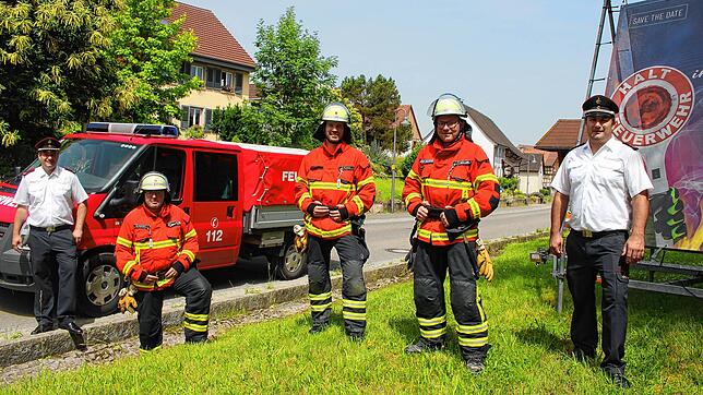 Mitten in Bohlingen und nah bei der Bevölkerung zu sein, das ist eine Hauptaufgabe der Bohlinger Feuerwehr: auf dem Bild am Ortseingang ...