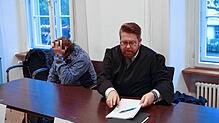 Der 54-jährige Angeklagte und sein Rechtsanwalt Andreas Hennemann (rechts). Am Konstanzer Amtsgericht wird wegen sexuellen Missbrauchs ...