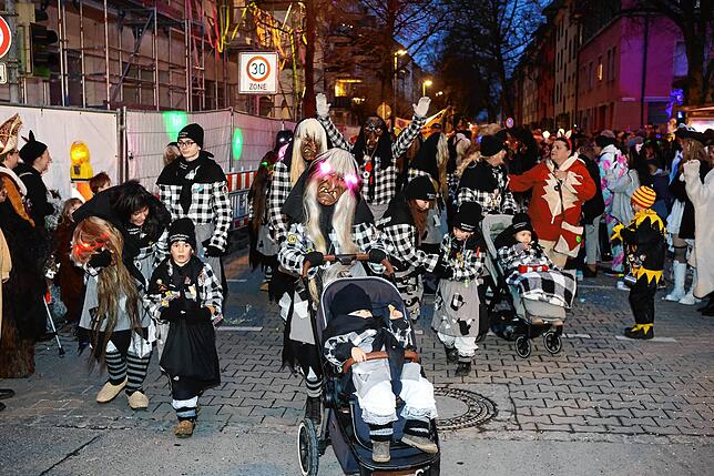 Bild 36: In Petershausen steht der Narrenbaum! Alle Fotos vom Freitagabend