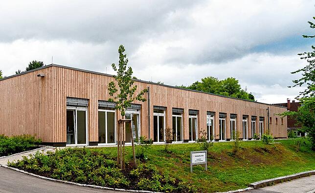 2020 wurde der Neubau an der Südstadtschule eingeweiht. Im Sommer wird es durch die großen Fensterfronten in den Klassenzimmern schnell ...