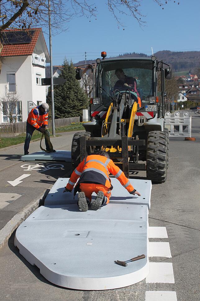 Freitag, 10.21 Uhr auf der Gutenbergstraße: Mitarbeiter des Markdorfer Bauhofs installieren diese Verkehrsinsel. Das dient dem Schutz ...