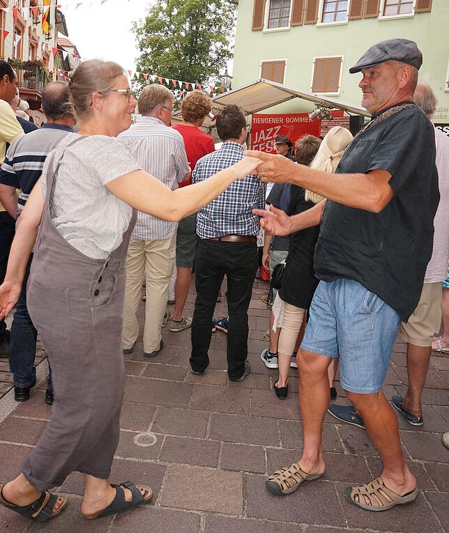 Bild 14: Bilder von den Besuchern beim Tiengener Jazzfest