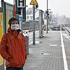 Martina Schilling wartet bei jedem Wetter am Bahnsteig auf den Zug.