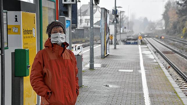 Martina Schilling wartet bei jedem Wetter am Bahnsteig auf den Zug.
