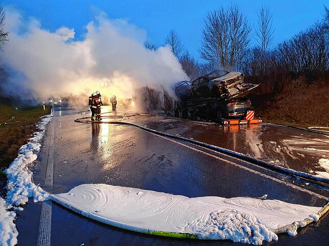 Bild 12: Bilder von Einsatz und Bergung auf der B 31: E-Autos brennen
