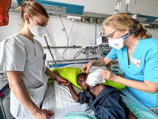 Ein Bild von Anfang März 2023: Daniel wird in der Uniklinik in Tübingen betreut.