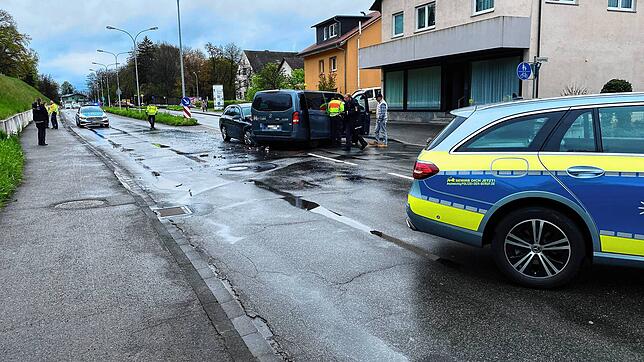 Nach dem Zusammenstoß auf der Fürstenbergstraße. Die Kollision war so heftig, dass die Airbags des Mercedes ausgelöst haben.