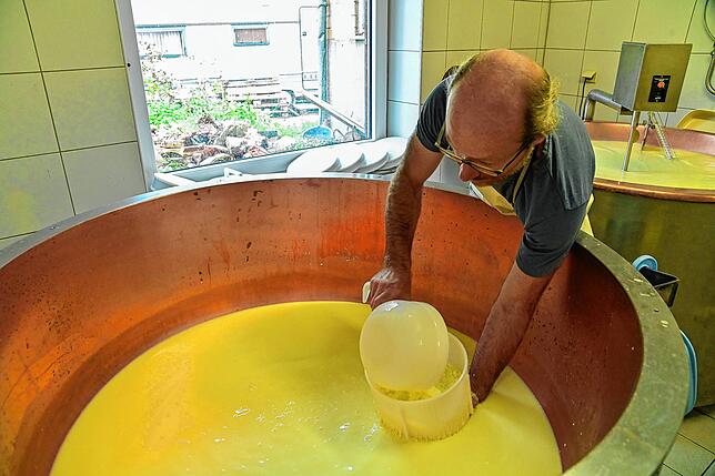 Die Molke hat sich getrennt. Nicolas Batsching-Lemesle füllt die feste Masse in Formen.