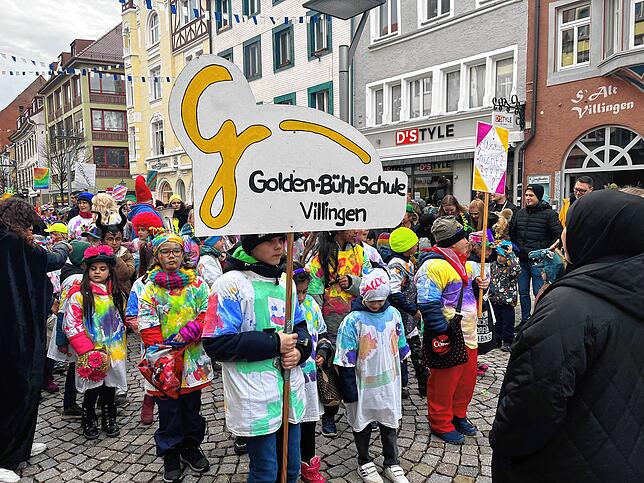 Lieber bunt statt schwarz: Das Motto der Goldenbühl Schule lautet „Alle malen die Welt schwarz. Wir machen sie bunt!“