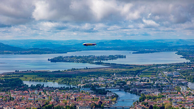 (Archivbild) Im Sommer &ndash; wie hier im Jahr 2021 &ndash; gehört der Zeppelin zum Stadtbild von Konstanz. Doch 2024 soll das ...