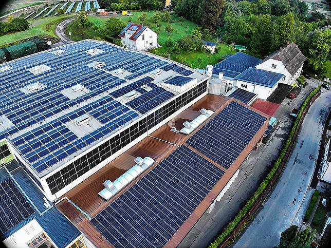 Gebäuder der Ottilienquelle in Randegg nahe der Schweizer Grenze. Solarcomplex hat die Anlage errichtet. 2025 wird voraussichtlich ein ...