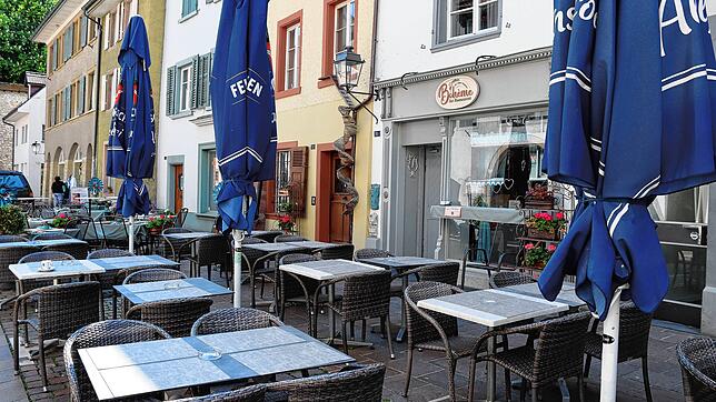 Diese Außenplätze gehören nicht zum angrenzenden Restaurant „Bohème“. Die Außenbestuhlung sorgt immer wieder für Streit, doch nun ist ...