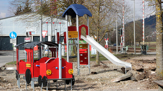Am Bahnhof Blumberg-Zollhaus entsteht gerade der Spielplatz der Bahnbtriebe Blumberg. Er soll den Bahnhofsvorplatz attraktiver machen, ...