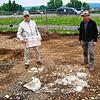 Kreisarchäologe Jürgen Hald (rechts) und der Allensbacher Heimatforscher Stefan Egenhofer stehen hier bei einem Teil des Steinfundaments ...