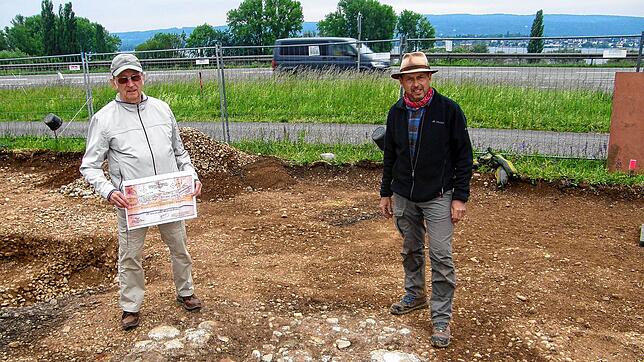 Kreisarchäologe Jürgen Hald (rechts) und der Allensbacher Heimatforscher Stefan Egenhofer stehen hier bei einem Teil des Steinfundaments ...