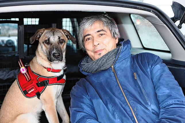 Michael Holzapfel mit seinem Mischlingshund.