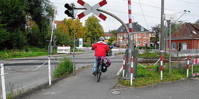 Wenn der Umbau des Reichenauer Bahnhofbereichs so kommt, wie es die Vorplanung vorsieht, müssen Radfahrer nicht mehr um diese scharfe ...