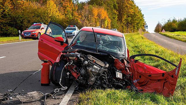 Eines der beteiligten Autos liegt schwer demoliert am Straßenrand.