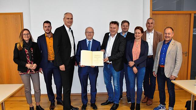 Sie waren alle daran beteiligt, dass es zur Förderzusage des Bundes im Rahmen Gigabitausbaus der Telekommunikationsnetze kam, von links: ...