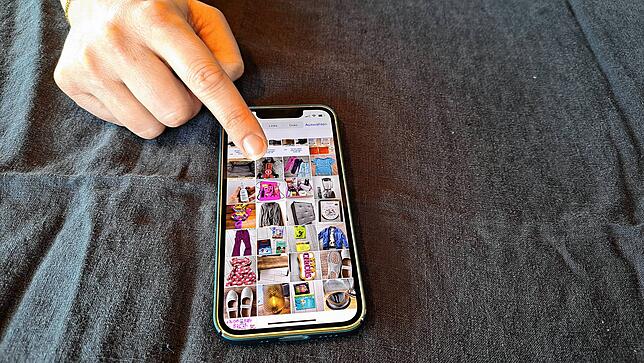 Kinderschuhe, Bücher, ein Mixer: Die WhatsApp-Gruppe ist zum digitalen Flohmarkt geworden.