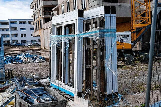 Handwerker und Firmen sind abgezogen: Die Fenster sind Wind und Wetter ausgesetzt.