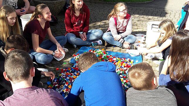 Die Riedböhringer Minis, die mit Eifer Plastikdeckel für ihre erste Aufgabe bei der 72-Stunden-Aktion sammeln, zählen die gesammelten ...