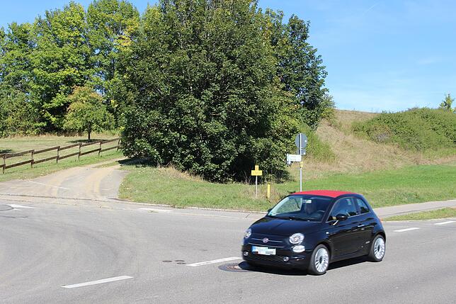 Bregenbergstraße trifft von links auf die Donaueschinger Straße. Vom Spitz der beiden Straßen aus werden Leitungen ins neue Wohngebiet ...