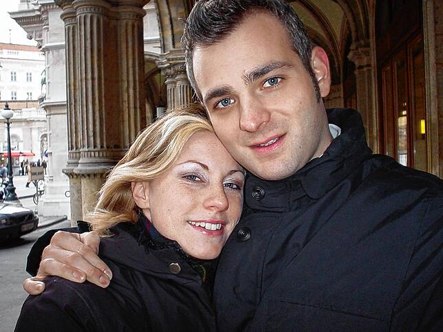 2003: Drei Monate nach dem ersten Kuss, unternehmen Antje und Michael Groll ihre erste gemeinsame Reise nach Wien. Sie ist damals 22 ...