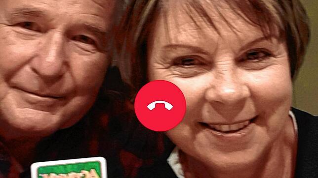 Familienzeit in der Corona-Krise: Eckart und Sigrid Obenland spielen mit ihren Kindern Activity via Skype.