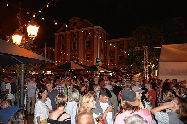 Damit es abends auf dem Schlossplatz nicht zu voll wird, sollen die Gästezahlen über die verkauften Tagestickets und durch Zählungen per ...