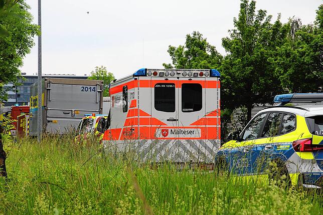 Einsatzfahrzeuge mehrerer Blaulicht-Organisationen stehen in der Claude-Dornier-Straße.