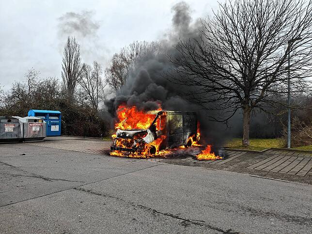 Der Kleintransporter geriet in Vollbrand.