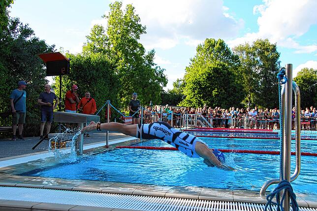 Mit 400 Metern Schwimmen begann der Triathlon für die 285 Teilnehmer.