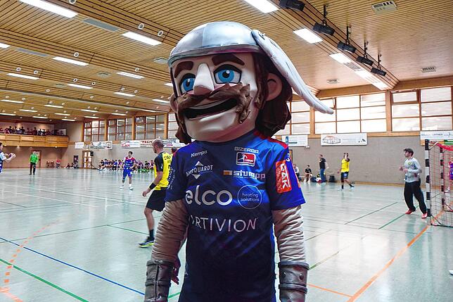 Nico Keller – Handballer beim TV – hat die schweißtreibenden Aufgabe übernommen, das Maskottchen der Balinger Handballer zu spielen. ...