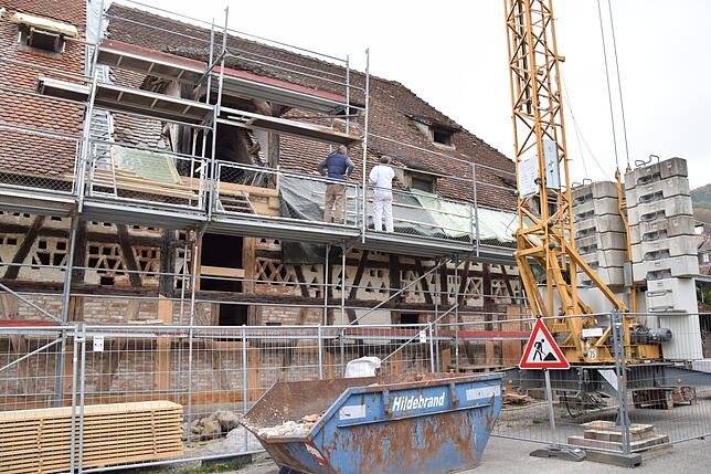 Die Sanierung der historischen Schlosstorkel in Bodman läuft auf Hochtouren. Marode Holzteile sind in entsprechender Technik ...