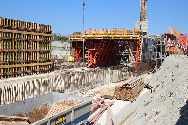 Bild 4: Unterwegs an und über der B&nbsp;31-neu: So sieht es derzeit auf der Riesenbaustelle aus