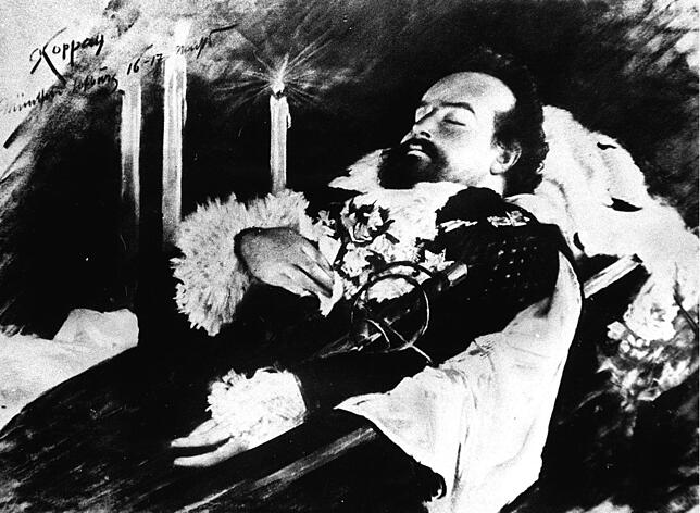 König Ludwig II. auf seinem Totenbett. Sein mysteriöser Tod am 13. Juni 1886 war der Beginn einer beispiellosen Legendenbildung um den ...