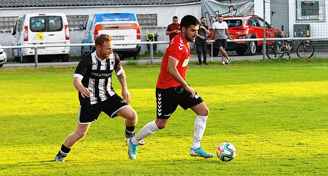 Am Ball: Der Rheinfelder Eren Salli (rechts) zieht beim 4:4 im Testspiel gegen die Ü30 der Black Stars Basel seinem Gegenspieler davon.
