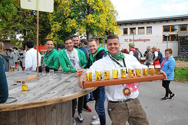 Bild 1: Wenn es in Bräunlingen keine Kilbig gibt: Der Herbsthock lockte auch viel junge Leute zum Stadion