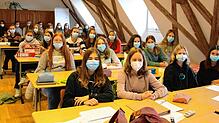 Gespannt verfolgten die Zehntklässlerinnen die Buchbesprechungen ihrer Klassenkolleginnen zum Thema &bdquo;Massentierhaltung&ldquo;.