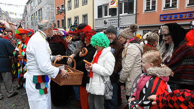 Bild 9: Schmotziger Dunschtig: Auf der Marktstätte treffen sich die Narren und Hästräger