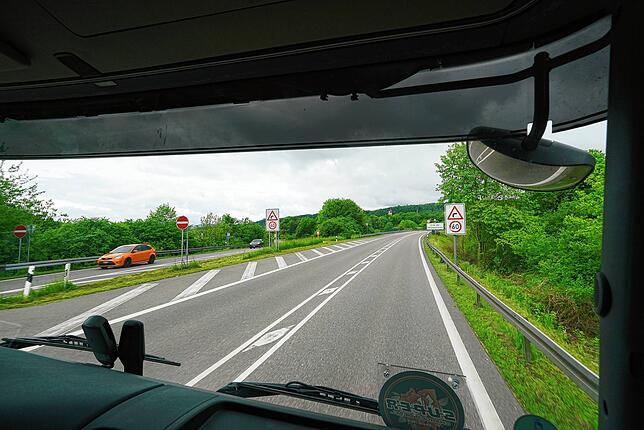 Bild 2: Kommen Sie mit auf eine Lastwagen-Fahrt in die Schweiz!