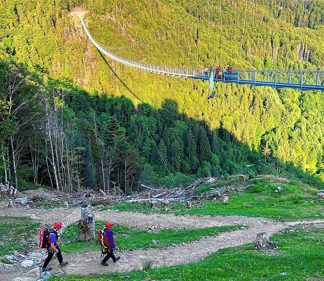 Bergretter auf dem Marsch zur Hängebrücke.